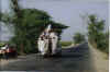 11 Overvolle taxi (Pakistan).jpg (55571 bytes)